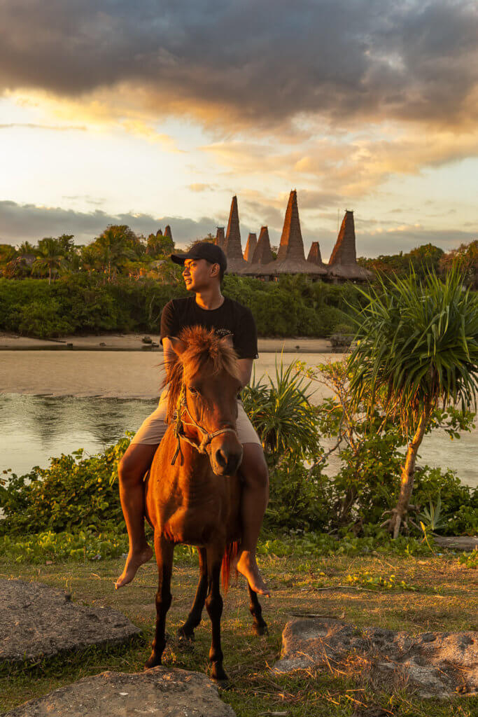 Sumba boy on horse im Ratenggaro