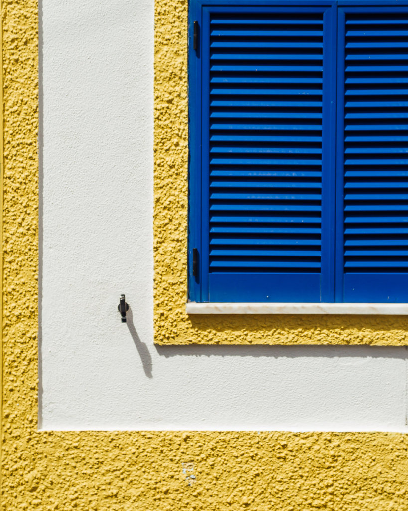 Yellow and blue house Azores Sao Miguel tours through the island