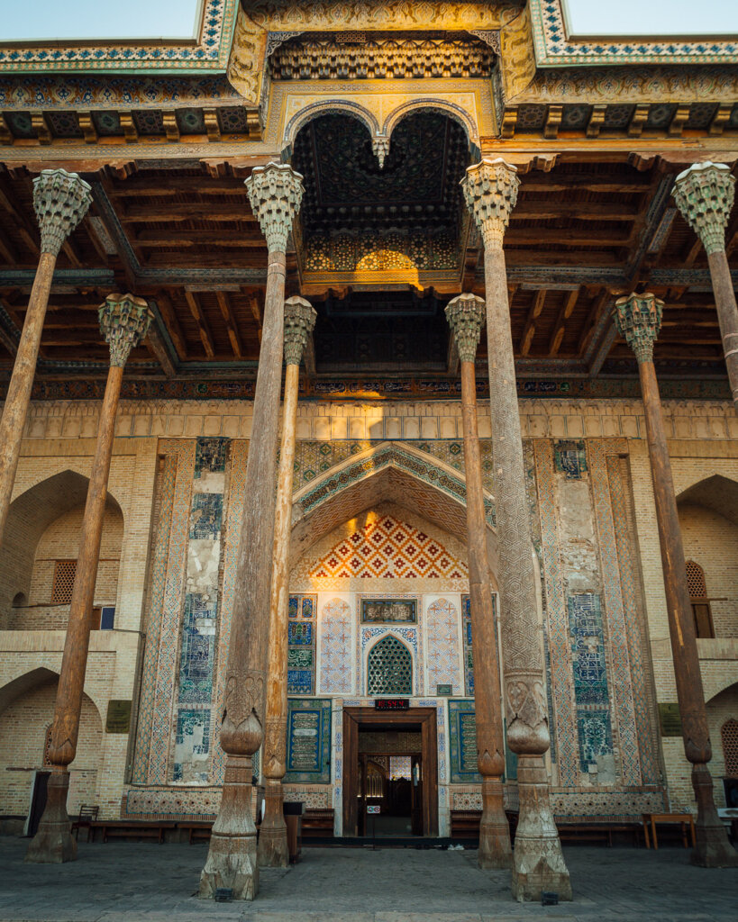 beautiful places in Uzbekistan: Columns Bolo Hauz Mosque